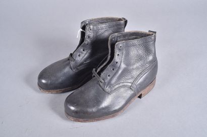 Paire de brodequins en cuir noir lisse. Semelles...