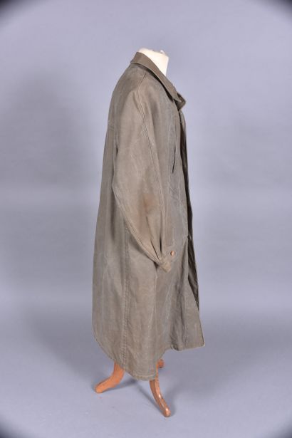 Manteau en toile verte fermant à un rang...