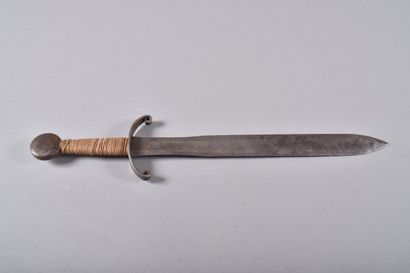 Épée courte de style. Pommeau en forme de...