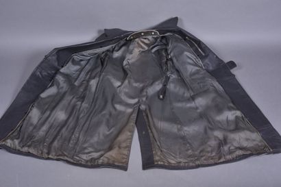 Manteau en cuir bleuté, avec sa ceinture...