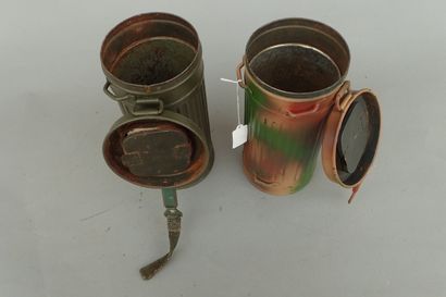 Deux étuis de masque à gaz allemands, datés...