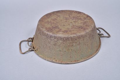 Fr- Plat à quatre en métal avec poignées...