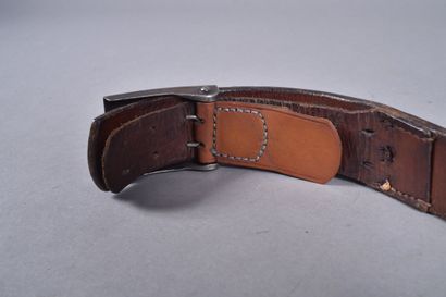 Ceinturon en cuir brun, avec sa boucle de...