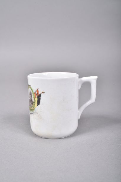 Tasse en porcelaine à décor des portraits...