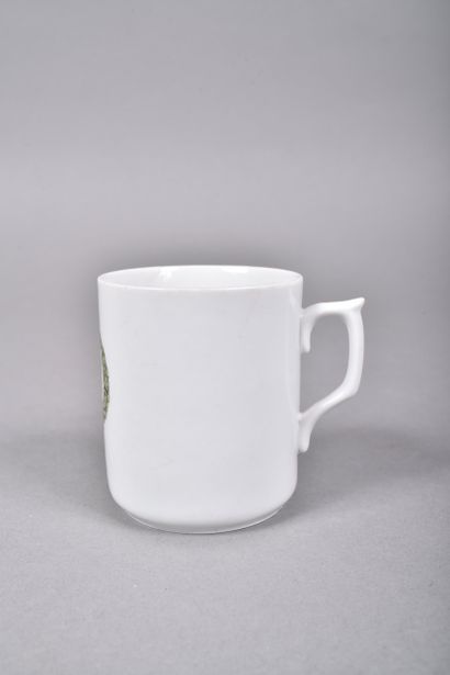 Tasse en porcelaine à décor d’une Croix de...