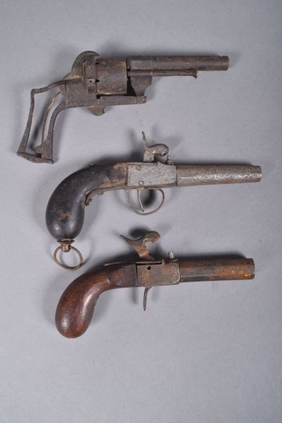 Ensemble de trois armes.
Comprenant :
-Pistolet...