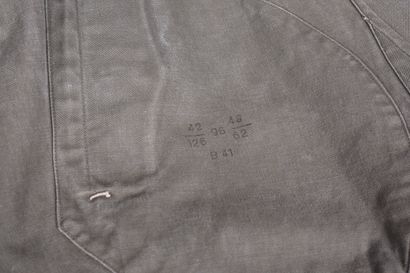 Manteau en toile verte fermant à un rang...