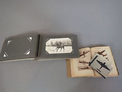 Un petit album de 20 cartes postales et carte...