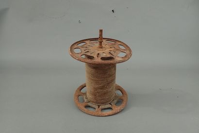 Rouleau de fil téléphonique avec reste de...