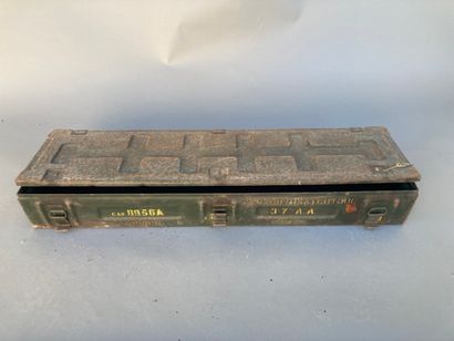 Grande caisse à munitions britannique datée...