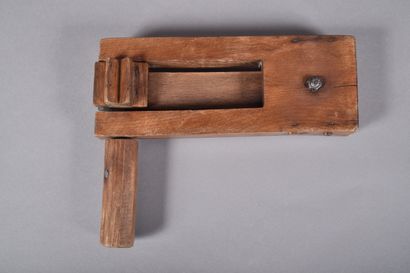 GB- Crécelle en bois. Longueur : 28 cm. Bon...