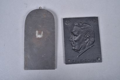 All- Deux plaques en fonte ornées du portrait...