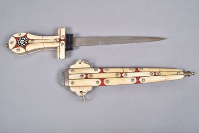 Couteau orientale de panoplie.
Monture et...