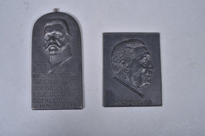 All- Deux plaques en fonte ornées du portrait...