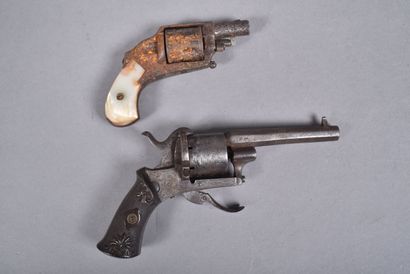 Ensemble de deux revolvers.
Comprenant :
-Revolver...