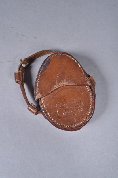GB- Etui en cuir fauve pour boussole d’officier...