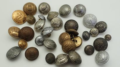 Forces de l'ordre, lot de 34 boutons dont...