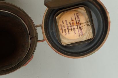 Deux étuis de masque à gaz allemands, datés...