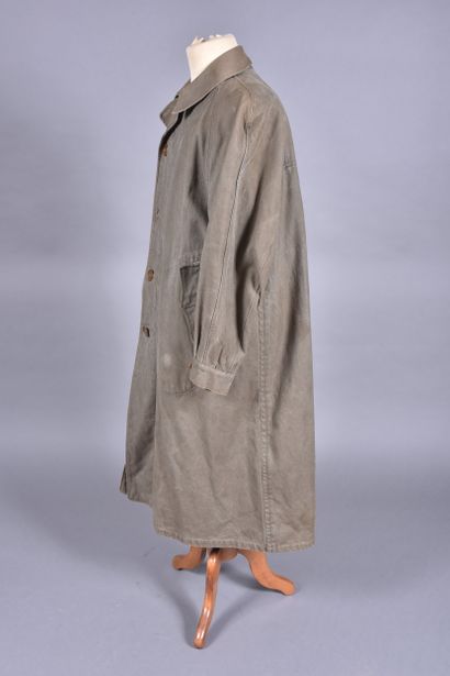 Manteau en toile verte fermant à un rang...