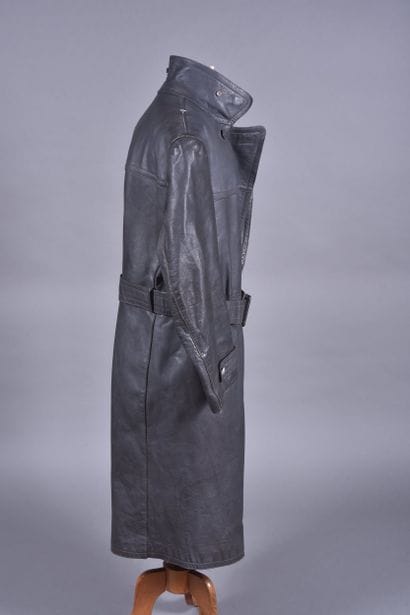 Manteau en cuir bleuté, avec sa ceinture...