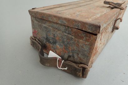 Petite caisse métallique avec poignée de...