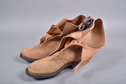 Paire de brodequins à jambière dite Rangers...