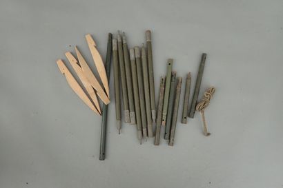 7 piquets de tente US en bois peint datés...