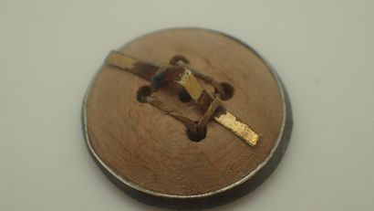 Bouton GM argent sur bois de la Garde Nationale...