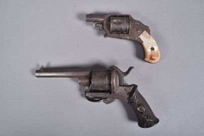 Ensemble de deux revolvers.
Comprenant :
-Revolver...