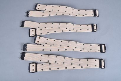 4 ceinturons TAP en toile beige. Etat ne...