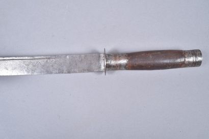 Asie du Sud Est.
Sabre courbe.
Fusée en bois...