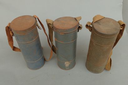 Trois masques à gaz de la Défense Passive,...