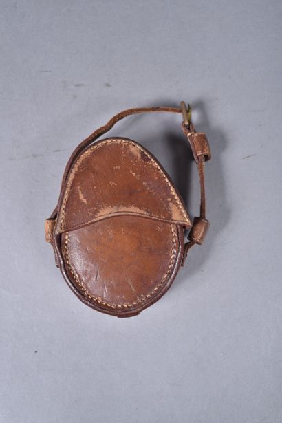 GB- Etui en cuir fauve pour boussole d’officier...