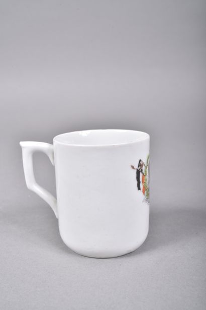 Tasse en porcelaine à décor des portraits...