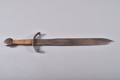 Épée courte de style. Pommeau en forme de...