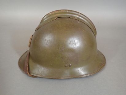 Casque Adrian mod 26, coque avec insigne...