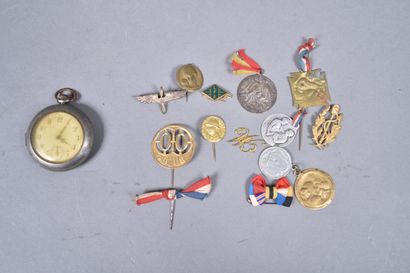Lot d’insignes et médailles de journée dont...