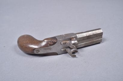 Pistolet à double canon.
Système à coffre...