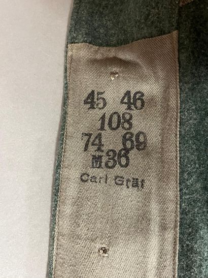 Vareuse en drap feldgrau, col vert forêt...