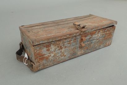 Petite caisse métallique avec poignée de...