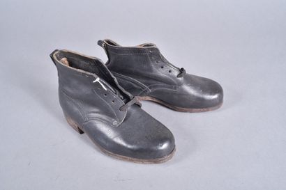 Paire de brodequins en cuir noir lisse. Semelles...