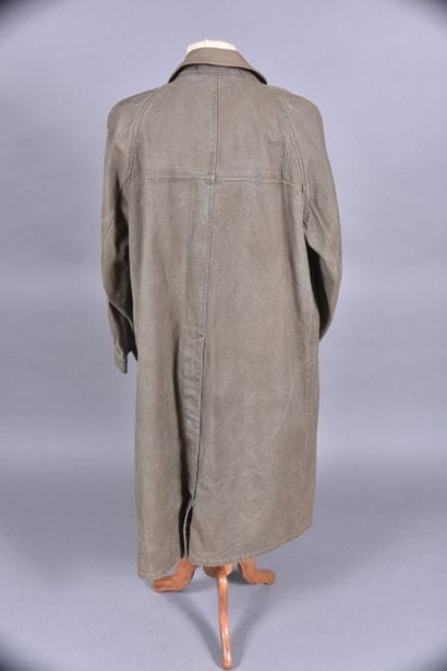 Manteau en toile verte fermant à un rang...