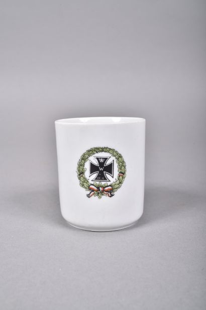 Tasse en porcelaine à décor d’une Croix de...
