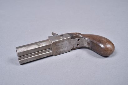 Pistolet à double canon.
Système à coffre...