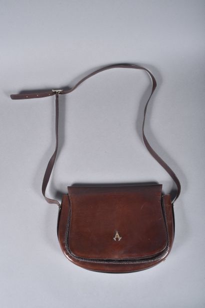 AUBERCY. Sac besace en cuir marron, anse...