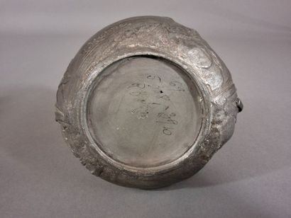H. HUPPE - Pichet/vase en étain, anse à décor...