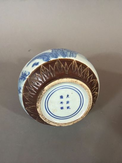 Ensemble de 3 vases balustres en porcelaine...