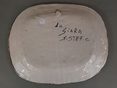 Ecole du Xxe siècle. Plat ovale en céramique...