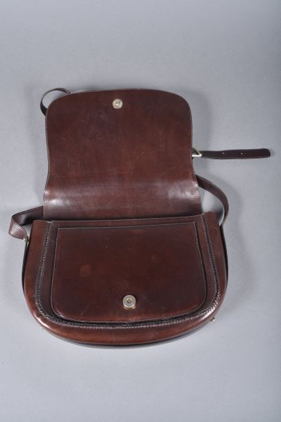 AUBERCY. Sac besace en cuir marron, anse...