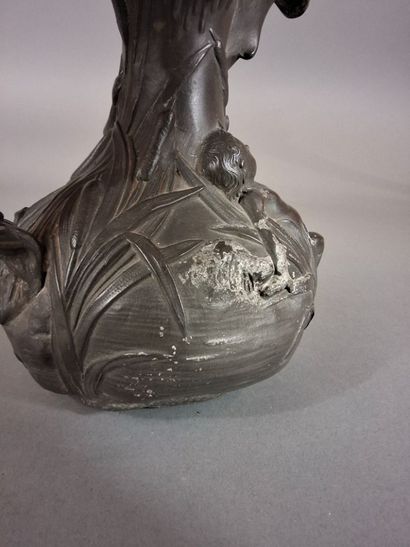 H. HUPPE - Pichet/vase en étain, anse à décor...